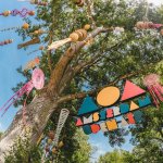 AOA 04 2019 Decoreren van een boom op het Amsterdam Open Air festival